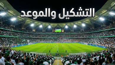 صورة لملعب كرة قدم مضاء ليلاً يتوسطه نص بارز يوضح تشكيل منتخب السعودية اليوم أمام مصر استعداداً لكأس العالم 2026.